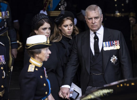 La princesse Anne, la princesse Eugenie d'York, la princesse Beatrice d'York et le prince Andrew - Procession cérémonielle du cercueil de la reine Elisabeth II du palais de Buckingham à Westminster Hall à Londres le 14 septembre 2022.