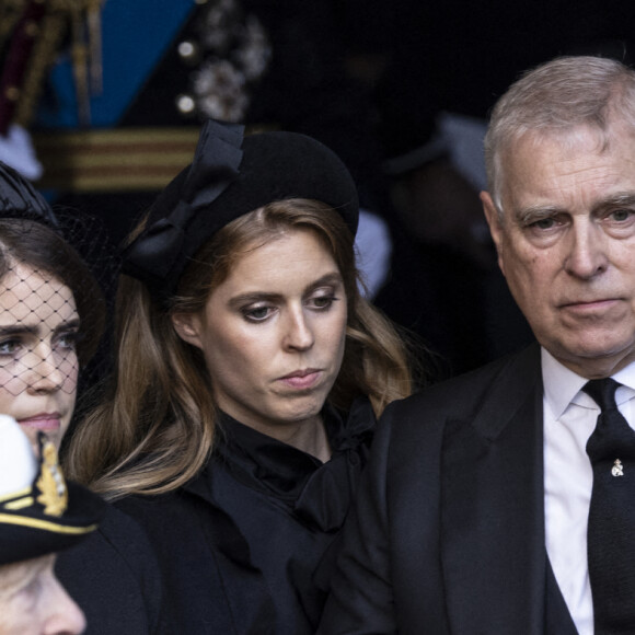 La princesse Anne, la princesse Eugenie d'York, la princesse Beatrice d'York et le prince Andrew - Procession cérémonielle du cercueil de la reine Elisabeth II du palais de Buckingham à Westminster Hall à Londres le 14 septembre 2022.