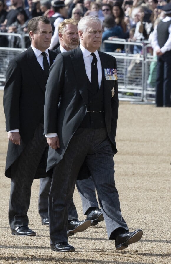 Peter Phillips, le prince Andrew, duc d'York - Procession cérémonielle du cercueil de la reine Elisabeth II du palais de Buckingham à Westminster Hall à Londres. Le 14 septembre 2022 