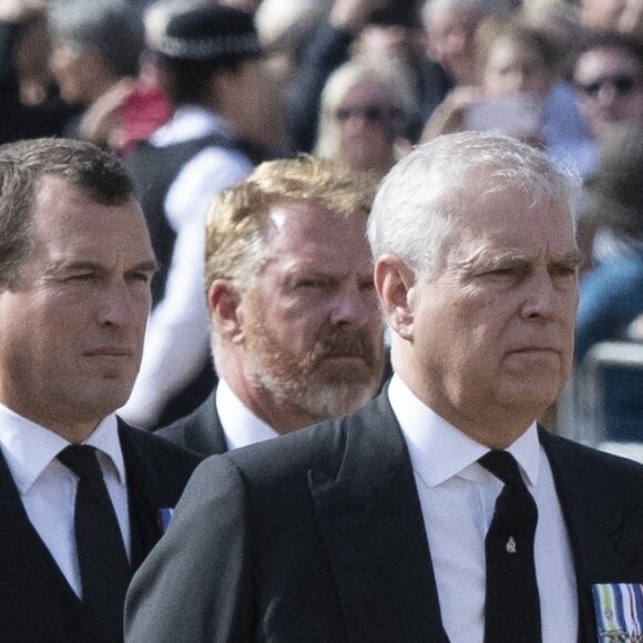 Peter Phillips, le prince Andrew, duc d'York - Procession cérémonielle du cercueil de la reine Elisabeth II du palais de Buckingham à Westminster Hall à Londres. Le 14 septembre 2022 