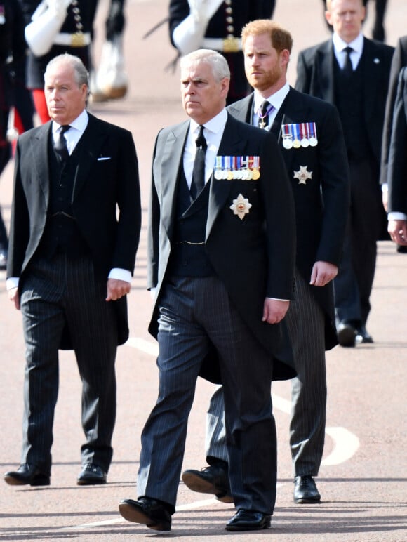 Le prince Andrew, duc d'York, Le prince Harry, duc de Sussex - Procession cérémonielle du cercueil de la reine Elisabeth II du palais de Buckingham à Westminster Hall à Londres, où les Britanniques et les touristes du monde entier pourront lui rendre hommage jusqu'à ses obsèques prévues le 19 septembre 2022. Le 14 septembre 2022. 