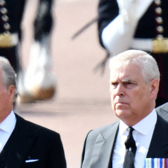 Le prince Andrew, duc d'York, Le prince Harry, duc de Sussex - Procession cérémonielle du cercueil de la reine Elisabeth II du palais de Buckingham à Westminster Hall à Londres, où les Britanniques et les touristes du monde entier pourront lui rendre hommage jusqu'à ses obsèques prévues le 19 septembre 2022. Le 14 septembre 2022. 