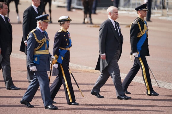 Le roi Charles III d'Angleterre, la princesse Anne, le prince Andrew, duc d'York et Timothy Laurence - Procession cérémonielle du cercueil de la reine Elisabeth II du palais de Buckingham à Westminster Hall à Londres, Royaume Uni, le 14 septembre 2022. 