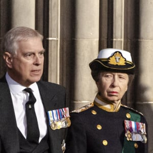 Le prince Andrew, duc d'York, La princesse Anne, Le roi Charles III d'Angleterre - La famille royale d'Angleterre à la sortie de la Cathédrale Saint-Gilles d'Edimbourg après la veillée funèbre de la reine Elizabeth II d'Angleterre le 12 septembre 2022. 