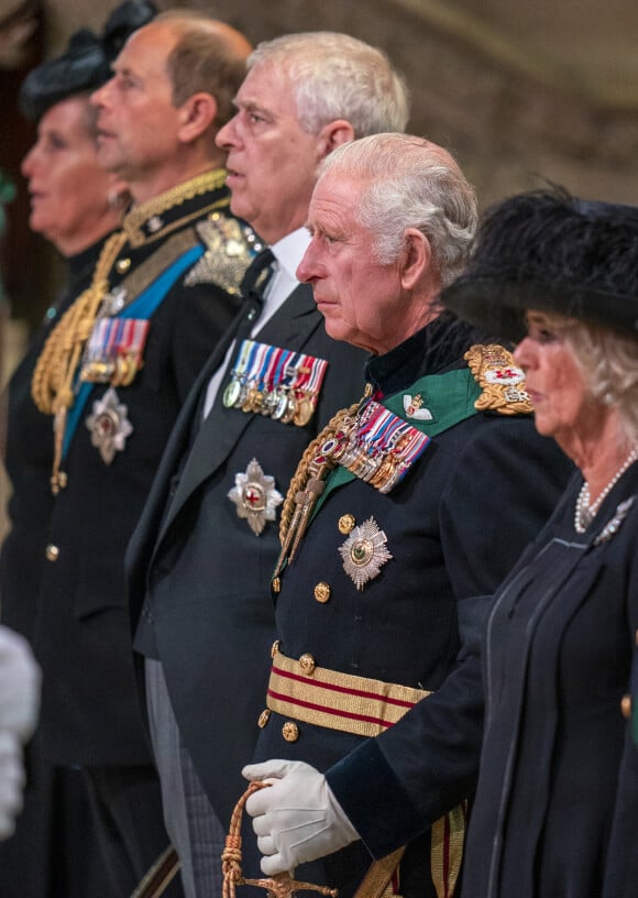 Le roi Charles III d'Angleterre, Camilla Parker Bowles, reine consort d'Angleterre, le prince Andrew, duc d'York, Sophie Rhys-Jones, duchesse de Wessex, le prince Edward, comte de Wessex - Prière pour le décès de la reine Elisabeth II en la cathédrale St Giles d'Édimbourg, Royaume Uni, le 12 septembre 2022. 