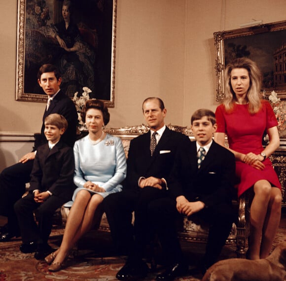 La reine Elisabeth II d'Angleterre entourée de son mari, le prince Philip, et de ses quatre enfants : le prince Charles, la princesse Anne, le duc Andrew d'York et le comte Edward de Wessex. Le 20 novembre 1972 à Buckingham Palace. 