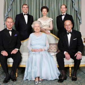 Le prince Andrew, réputé comme étant le préféré de la reine Elizabeth, avait autrefois été très protégé par sa mère. 
La reine Elisabeth II d'Angleterre entourée de son mari, le prince Philip, et de ses quatre enfants : le prince Charles, la princesse Anne, le duc Andrew d'York et le comte Edward de Wessex. Le 18 novembre 2007 à Clarence House.