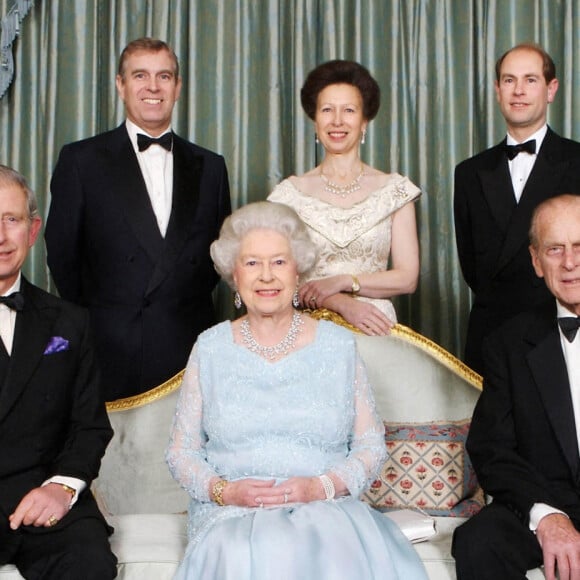 Le prince Andrew, réputé comme étant le préféré de la reine Elizabeth, avait autrefois été très protégé par sa mère. 
La reine Elisabeth II d'Angleterre entourée de son mari, le prince Philip, et de ses quatre enfants : le prince Charles, la princesse Anne, le duc Andrew d'York et le comte Edward de Wessex. Le 18 novembre 2007 à Clarence House.