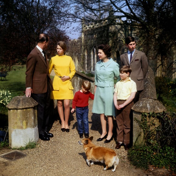 La reine Elisabeth II d'Angleterre entourée de son mari, le prince Philip, et de ses quatre enfants : le prince Charles, la princesse Anne, le duc Andrew d'York et le comte Edward de Wessex. Le 21 avril 1968 à Buckingham Palace.