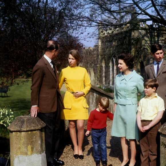La reine Elisabeth II d'Angleterre entourée de son mari, le prince Philip, et de ses quatre enfants : le prince Charles, la princesse Anne, le duc Andrew d'York et le comte Edward de Wessex. Le 21 avril 1968 à Buckingham Palace.