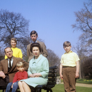 La reine Elisabeth II d'Angleterre entourée de son mari, le prince Philip, et de ses quatre enfants : le prince Charles, la princesse Anne, le duc Andrew d'York et le comte Edward de Wessex. Le 21 avril 1968 à Windsor.