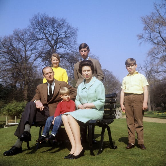 La reine Elisabeth II d'Angleterre entourée de son mari, le prince Philip, et de ses quatre enfants : le prince Charles, la princesse Anne, le duc Andrew d'York et le comte Edward de Wessex. Le 21 avril 1968 à Windsor.