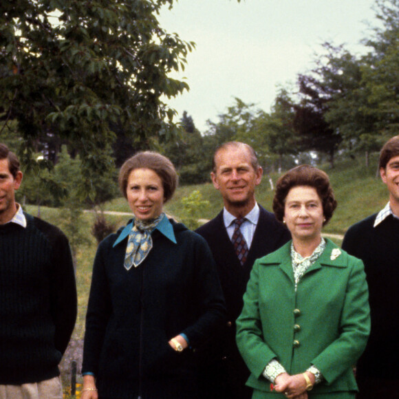 La reine Elisabeth II d'Angleterre entourée de son mari, le prince Philip, et de ses quatre enfants : le prince Charles, la princesse Anne, le duc Andrew d'York et le comte Edward de Wessex. 1979 à Balmoral.
File photo dated 01/09/1979 of Queen Elizabeth II with the Duke of Edinburgh and their children Prince Edward, Prince Charles, Princess Anne, and Prince Andrew, at Balmoral. The Queen died peacefully at Balmoral this afternoon, Buckingham Palace has announced. Issue date: Thursday September 8, 2022.