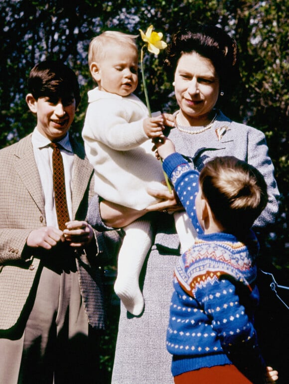 La reine Elisabeth II d'Angleterre entourée de ses trois fils : le prince Charles, l le duc Andrew d'York et le comte Edward de Wessex en 1965 à Buckingham Palace.