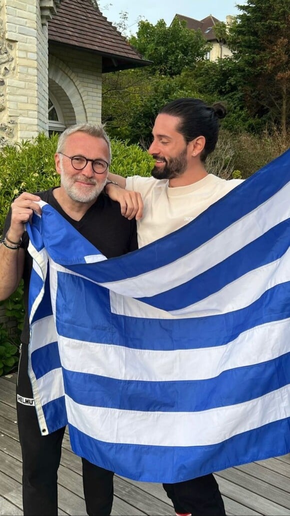 "Sa maison de Marseille a été un coup de foudre qu'il a acheté sans rien vouloir y changer. Il s'est glissé dedans comme dans des chaussons."
Laurent Ruquier et son compagnon Hugo Manos sur Instagram.