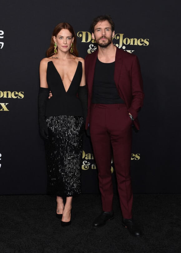 Elle était radieuse également aux côtés de son partenaire Sam Claflin
Riley Keough et Sam Claflin à la première de la série "Daisy Jones & The Six" à Los Angeles, le 23 février 2023