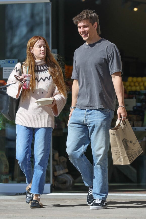 Exclusif - Riley Keough et son mari Ben Smith-Petersen font faire leur courses chez "Erewhon Market" à Los Angeles, le 13 février 2023.