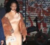 Rihanna porte une robe satinée lors d'une sortie avec ASAP Rocky.
Rihanna et ASAP Rocky arrivent à 2 heures du matin au Restaurant Langosteria à Milan, Italie