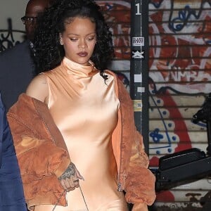 Rihanna porte une robe satinée lors d'une sortie avec ASAP Rocky.
Rihanna et ASAP Rocky arrivent à 2 heures du matin au Restaurant Langosteria à Milan, Italie