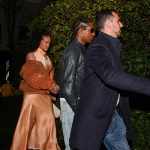 Rihanna et ASAP Rocky escortés lors d'une sortie au restaurant en Italie.
Rihanna et ASAP Rocky arrivent à 2 heures du matin au Restaurant Langosteria à Milan, Italie, le 24 Février 2023. 