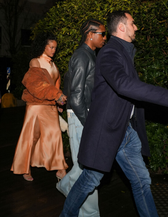 Rihanna et ASAP Rocky escortés lors d'une sortie au restaurant en Italie.
Rihanna et ASAP Rocky arrivent à 2 heures du matin au Restaurant Langosteria à Milan, Italie, le 24 Février 2023. 