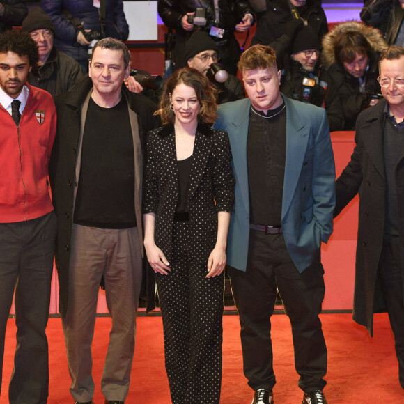 Langston Uibel, Christian Petzold, Paula Beer, Thomas Schubert et Matthias Brandt - Palmarès du 73ème festival international du Film (Berlinale) à Berlin, le 25 février 2023. Parmi les personnalités primées, par le jury présidé par K.Stewart, figurent les Français, N.Philibert avec son documentaire "Sur l’Adamant" (Ours d'Or) et P.Garrel qui remporte l’Ours d’Argent du meilleur réalisateur pour "Le Grand Chariot". © Imago / Panoramic / Bestimage  