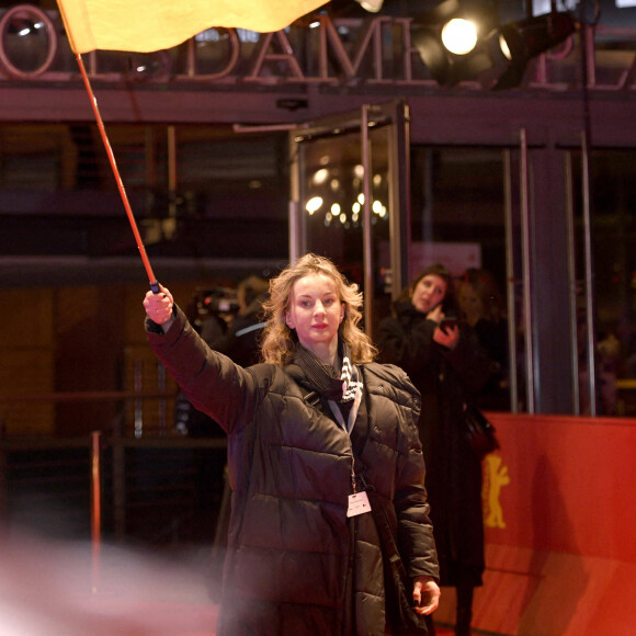 Le drapeau ukrainien brandi à la Berlinale en soutien au pays frappé par l'invasion russe depuis un an - Palmarès du 73ème festival international du Film (Berlinale) à Berlin, le 25 février 2023. Parmi les personnalités primées, par le jury présidé par K.Stewart, figurent les Français, N.Philibert avec son documentaire "Sur l’Adamant" (Ours d'Or) et P.Garrel qui remporte l’Ours d’Argent du meilleur réalisateur pour "Le Grand Chariot". © Imago / Panoramic / Bestimage  