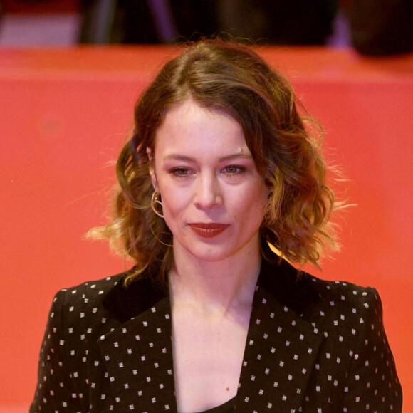 Paula Beer - Palmarès du 73ème festival international du Film (Berlinale) à Berlin, le 25 février 2023. Parmi les personnalités primées, par le jury présidé par K.Stewart, figurent les Français, N.Philibert avec son documentaire "Sur l’Adamant" (Ours d'Or) et P.Garrel qui remporte l’Ours d’Argent du meilleur réalisateur pour "Le Grand Chariot". © Imago / Panoramic / Bestimage  