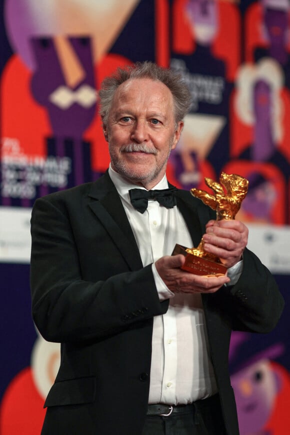 Le Français Nicolas Philibert reçoit l'Ours d'Or pour son documentaire "Sur l'Adamant" lors du palmarès du 73ème festival international du Film de Berlin (Berlinale), le 25 février 2023.