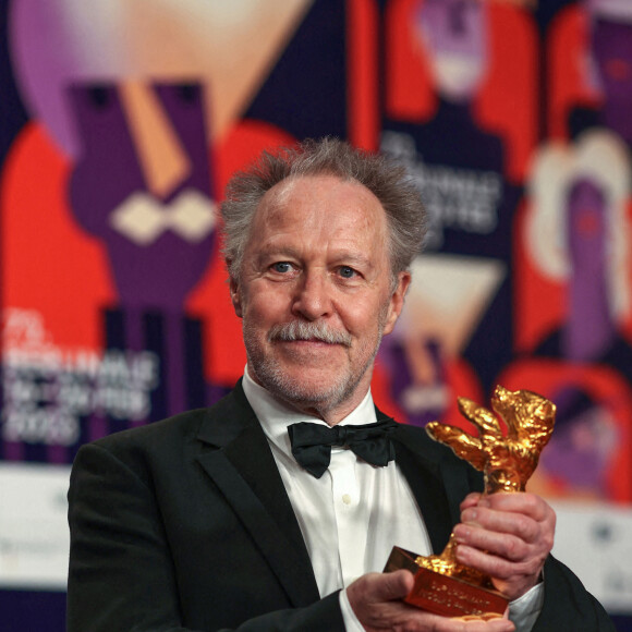 Le Français Nicolas Philibert reçoit l'Ours d'Or pour son documentaire "Sur l'Adamant" lors du palmarès du 73ème festival international du Film de Berlin (Berlinale), le 25 février 2023.