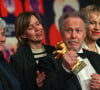 Kristen Stewart a décerné l'Ours d'Or à un réalisateur français
Le Français Nicolas Philibert reçoit l'Ours d'Or pour son documentaire "Sur l'Adamant" lors du palmarès du 73ème festival international du Film de Berlin (Berlinale), le 25 février 2023. 