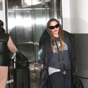 Exclusif - Madonna arrive à l'aéroport de New York le 13 novembre 2022. 