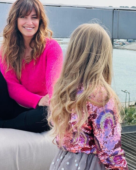 Sur Instagram, elle a posté toute une série de photos montrant sa fille de dos.
Laetitia Milot, sa fille Lyana et son mari Badri en vacances à Antibes.