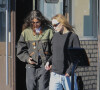 L'une sur laquelle elle prend la pose en tenue de motarde.
Exclusif - Lily-Rose Depp aperçue dans un salon de manucure avec une amie à Los Angeles, le 27 janvier 2023.