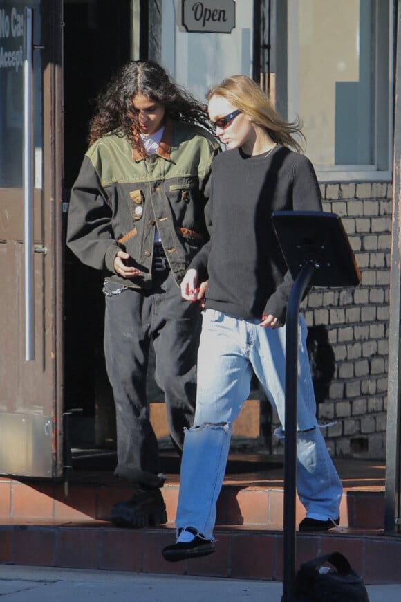L'une sur laquelle elle prend la pose en tenue de motarde.
Exclusif - Lily-Rose Depp aperçue dans un salon de manucure avec une amie à Los Angeles, le 27 janvier 2023.