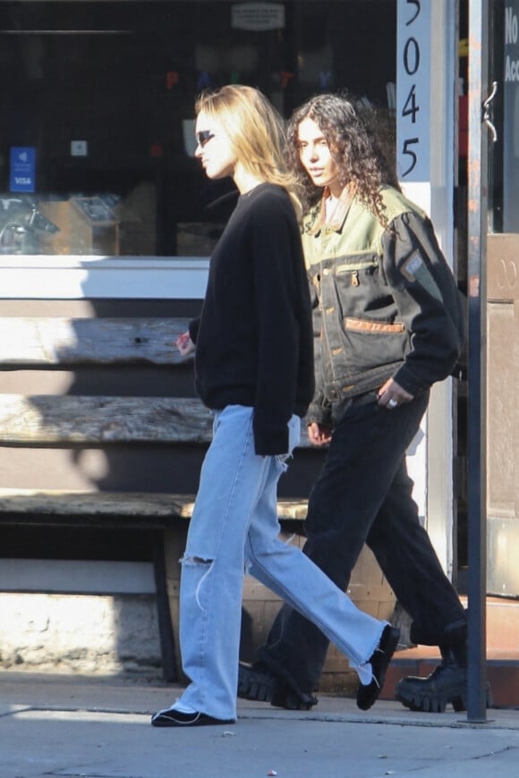 Exclusif - Lily-Rose Depp aperçue dans un salon de manucure avec une amie à Los Angeles, le 27 janvier 2023.