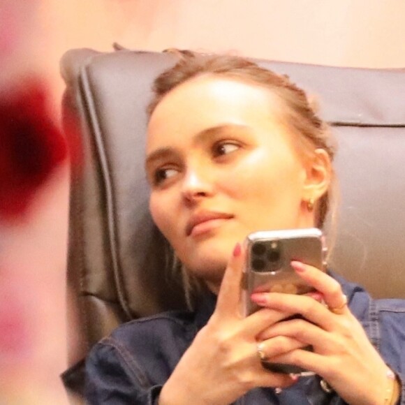 Exclusif - Lily-Rose Depp fait du shopping et va déjeuner chez "Il Pastaio" avec une amie à Los Angeles, le 29 décembre 2022.