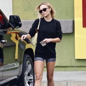 Exclusif - Lily-Rose Depp se promène à Los Angeles, le 16 octobre 2022.