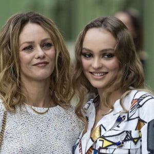 Vanessa Paradis et sa fille Lily-Rose Depp au photocall du défilé "Chanel Cruise Collection 2020" au Grand Palais. © Olivier Borde/Bestimage