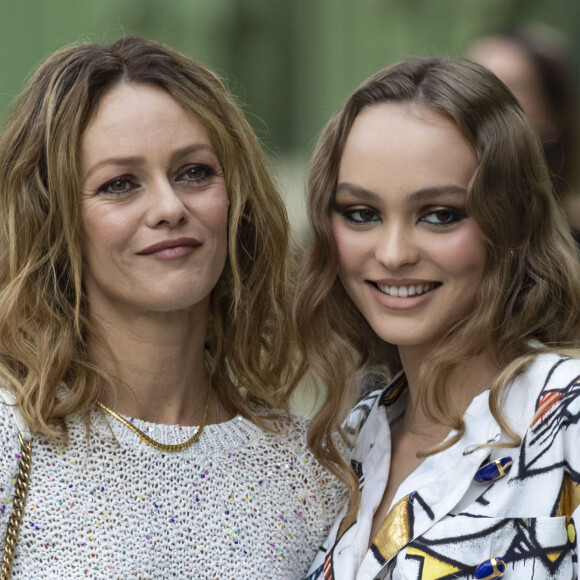 Vanessa Paradis et sa fille Lily-Rose Depp au photocall du défilé "Chanel Cruise Collection 2020" au Grand Palais. © Olivier Borde/Bestimage