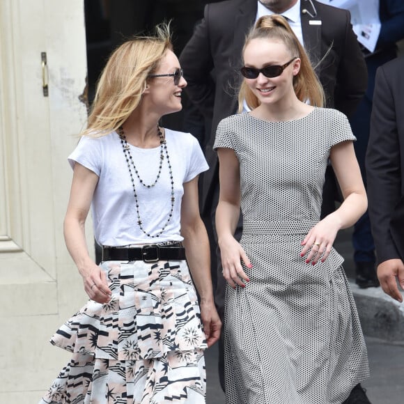 Vanessa Paradis et sa fille Lily-Rose Depp - Sorties du défilé de mode "Chanel", collection Haute-Couture automne-hiver 2018/2019, à Paris. Le 3 juillet 2018 © CVS-Veeren / Bestimage