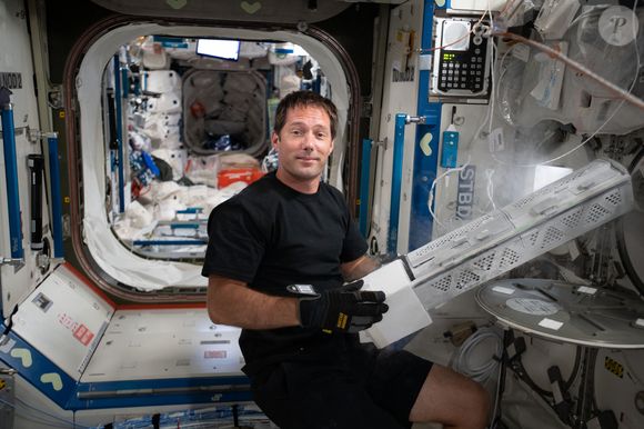 Ambiance à bord de la station spatiale internationale (ISS) © NASA/ZUMA Wire/ZUMAPRESS.com / Bestimage  May 4, 2021 - Earth Atmosphere - Astronaut Thomas Pesquet transfers samples to a science freezer for the Myotones investigation. 