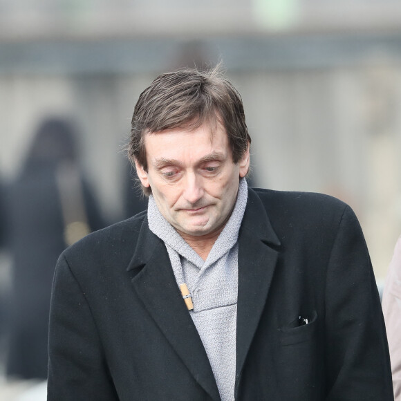 Soit dans une unité surveillée au sein de l'hôpital classique ou encore au sein de l'Établissement public de santé national de Fresnes.
Pierre Palmade lors des obsèques de Véronique Colucci au cimetière communal de Montrouge, le 12 avril 2018.