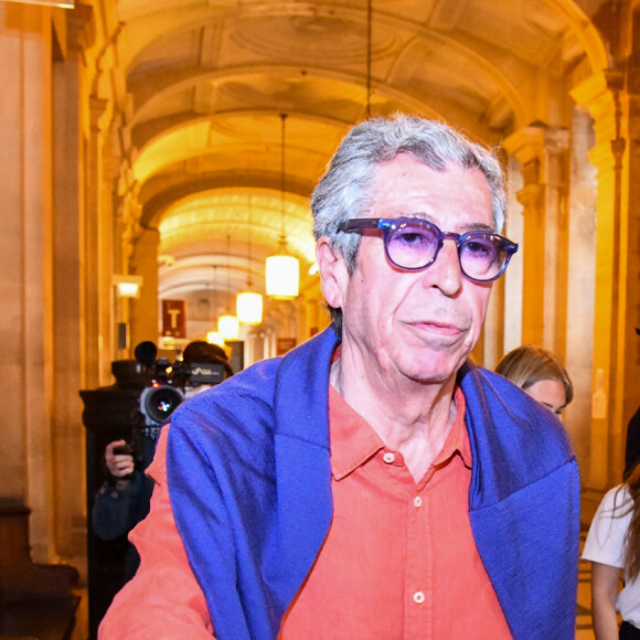 Condamné par la justice et passé derrière les barreaux, il a fait part de son expérience du système carcéral
Patrick Balkany à la sortie du palais de justice de Paris après sa condamnation à cinq ans de prison ferme ; et quatre ans pour sa femme Isabelle le 27 mai 2020