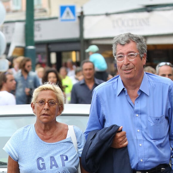 C'est ainsi qu'il a expliqué, pour faire taire les mauvaises langues, que son épouse Isabelle souffrait d'un cancer du pancréas.
Patrick Balkany et sa femme Isabelle Balkany se promènent dans les rues de Saint-Tropez, le 24 août 2015.