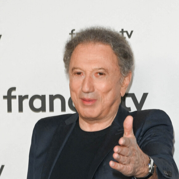 Michel Drucker au photocall pour la conférence de presse de rentrée de France TV à la Grande Halle de la Villette à Paris, France, le 6 juillet 2022. © Coadic Guirec/Bestimage