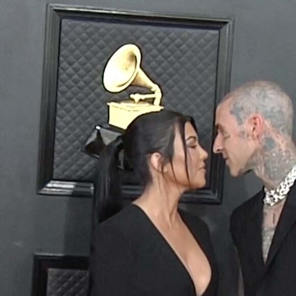 Kourtney Kardashian et son compagnon Travis Barker au photocall de la 64ème édition des Grammy Awards au MGM Grand Garden à Las Vegas, Nevada, Etats-Unis, le 3 avril 2022. 