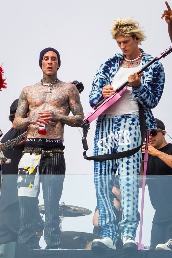 Machine Gun Kelly et Travis Barker en concert sur un rooftop à Venice Beach le 19 juin 2021. 