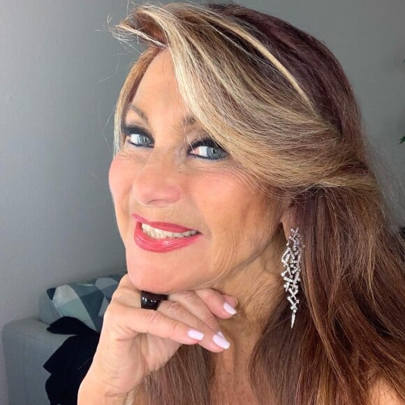 La chanteuse avait dû annuler quelques représentations, et apparitions télévisées...
Julie Pietri sur Instagram. Le 21 janvier 2023.