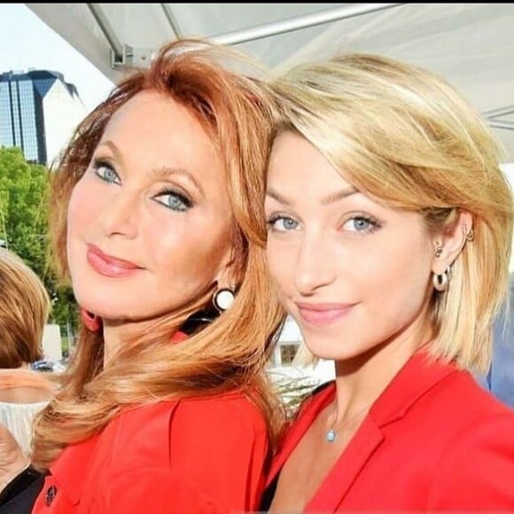 Le 28 février 2023, elle a annoncé être atteinte d'un cancer de l'endométre.
Julie Piétri et sa fille Manon.